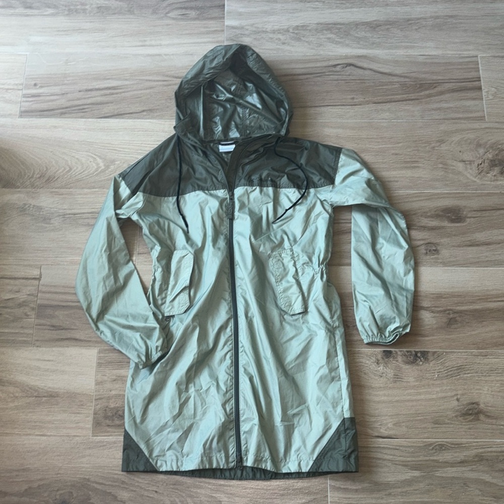 Columbia women’s lightweight hooded nylon jacket